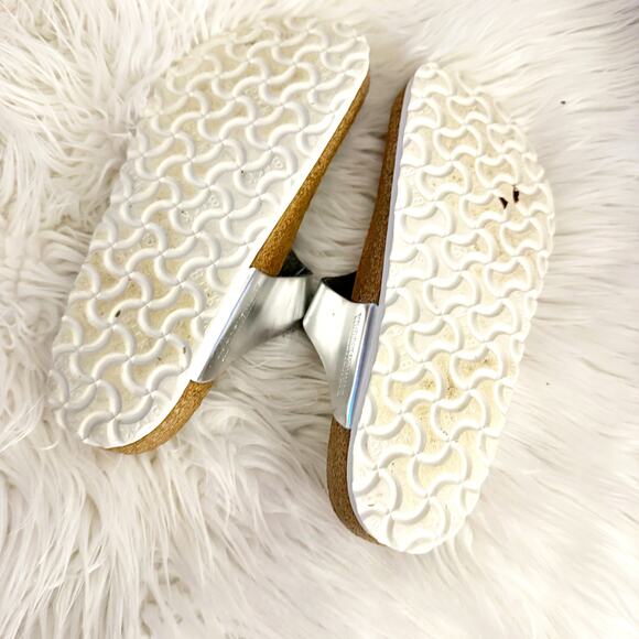 BIRKENSTOCK | Gizeh Soft Footbed Leather Metallic Silver White Sole Sandals | 36 - Picture 7 of 8